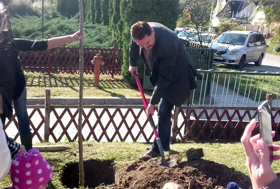 Kilencedik alkalommal ültettek fákat az előző évben született gyermekek tiszteletére